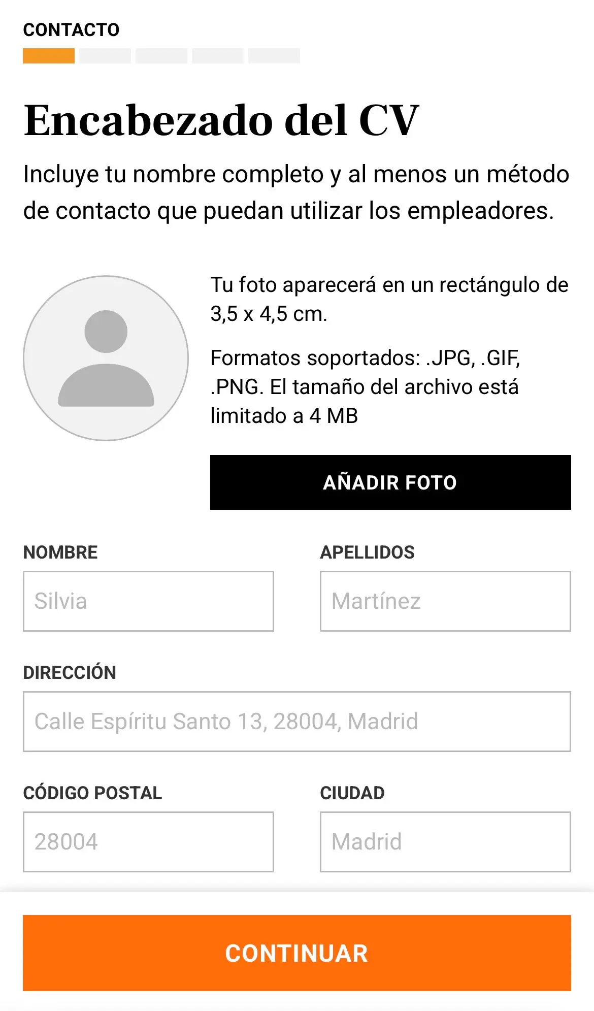 Quinto paso donde el editor de Livecareer va guiando al usuario para cubrir las secciones del CV por el móvil