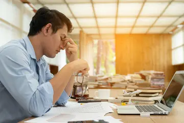 Por qué el desgaste laboral afecta antes de los 30